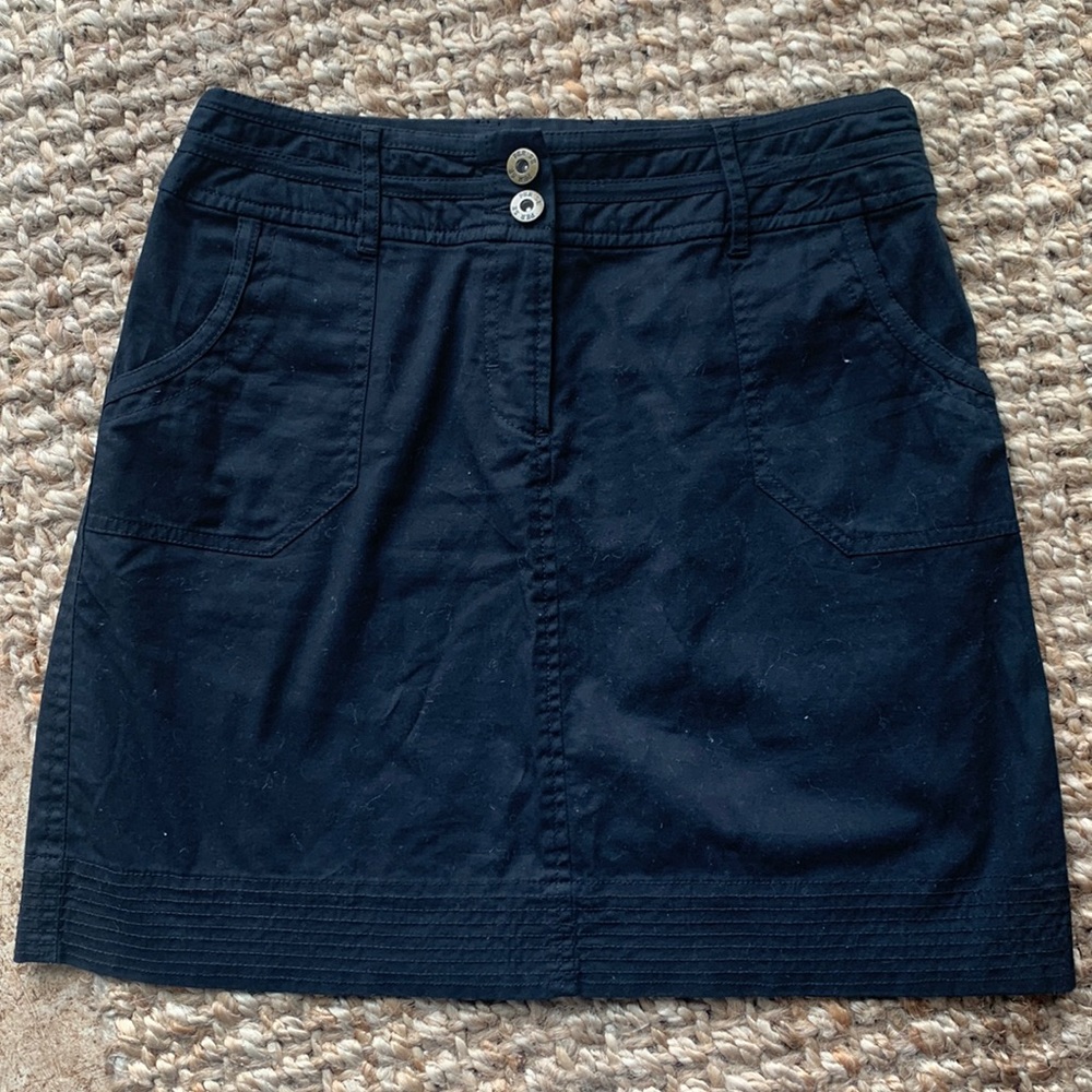 Cute black skirt, perfect for fall! Size 4, made of cotton & spandex!